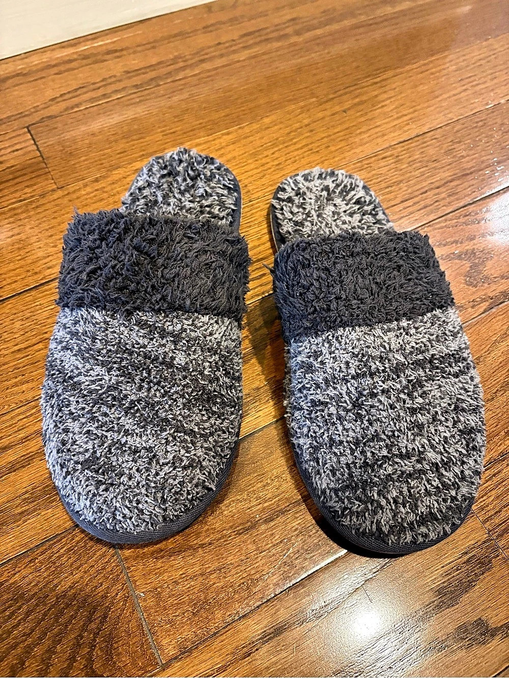 Barefoot Dreams CozyChic women’s Slipper Gray & Black size 9/10 Never worn